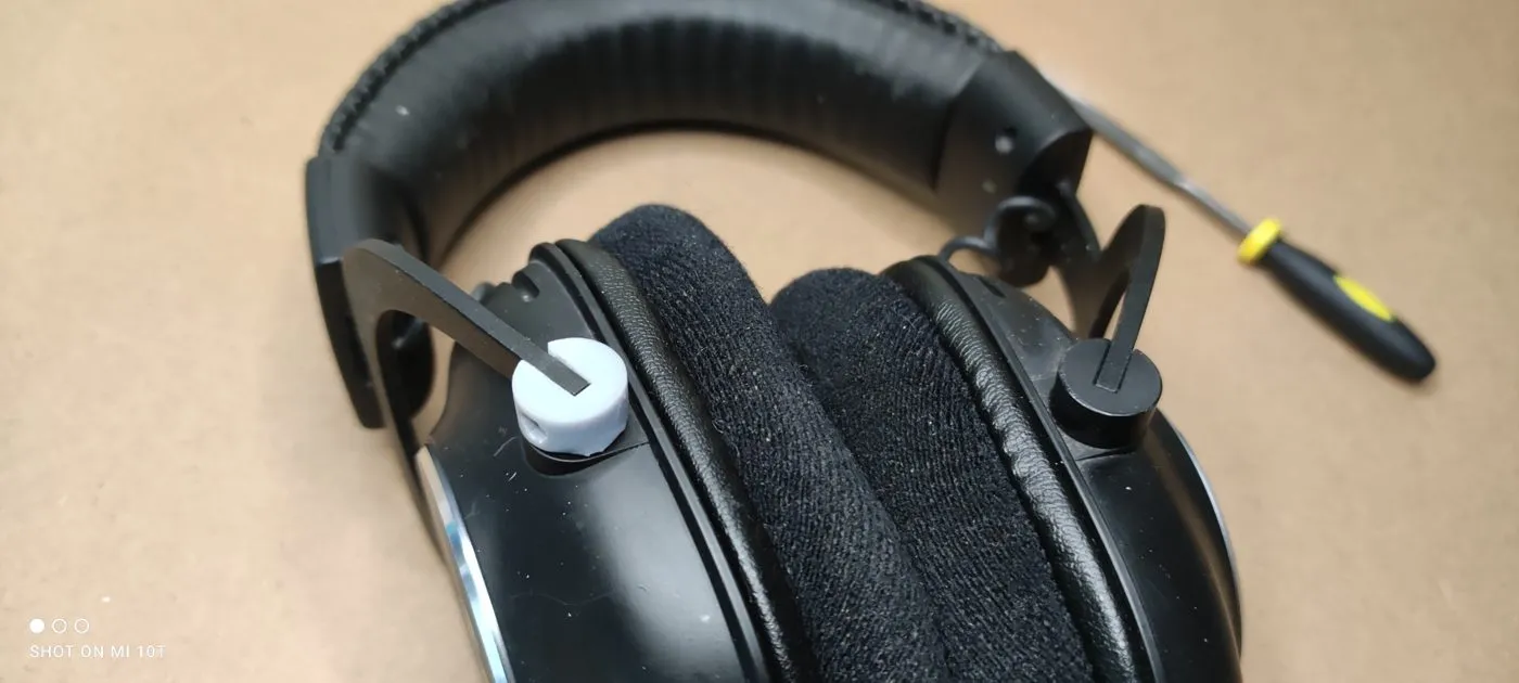 Le casque audio en cours de remontage, tournevis en main
