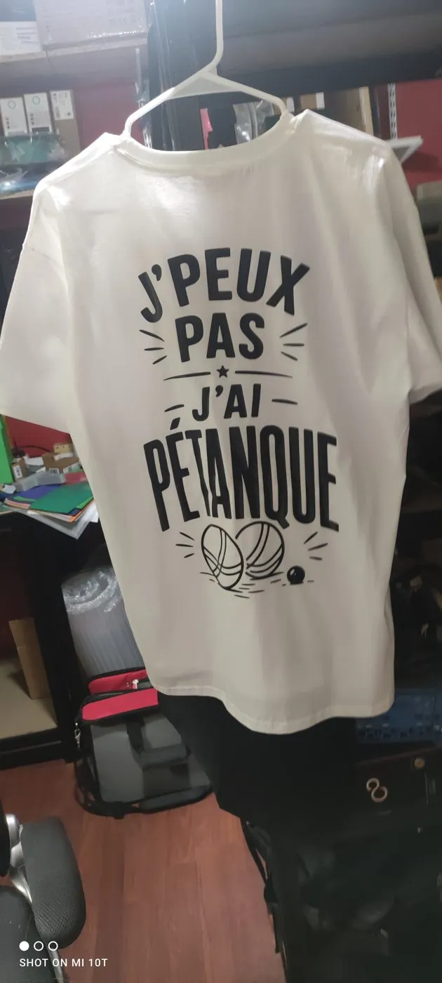 Tee-shirt blanc sur cintre, marqué d’un visuel humoristique en grand format